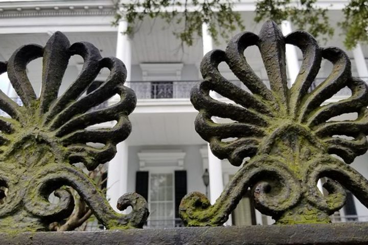 Glamorous Garden District & Lafayette Cemetery Tour image