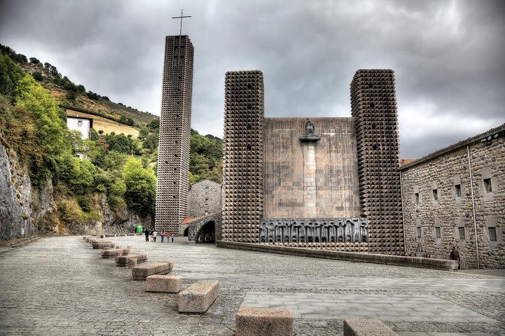 Hike the heart of the Basque country image