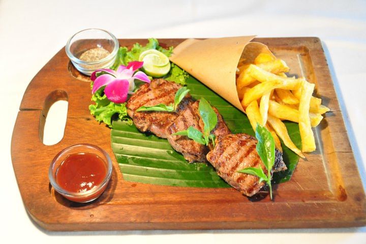 Enjoy Canape at Banana Leaf with Live Music - Bar image