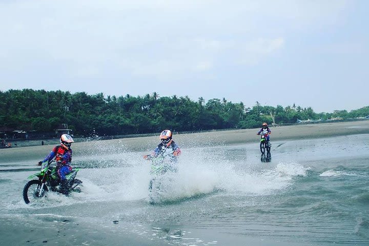 BEGINNER RIDE - Start your session on the sandy beach image