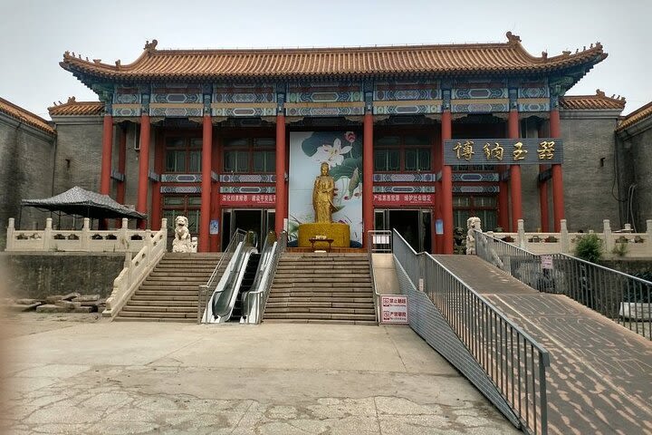 Beijing Badaling Great Wall and Ming Tomb Small-Group Tour with Lunch image