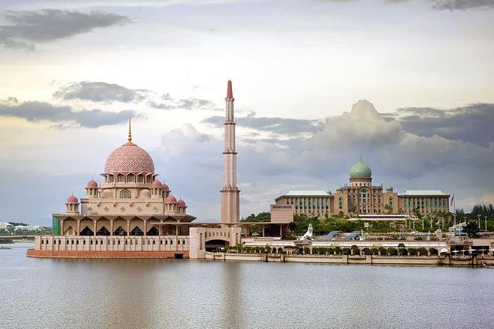 Kuala Lumpur Airport Departure Transfer En-route Putrajaya Photo Stop image