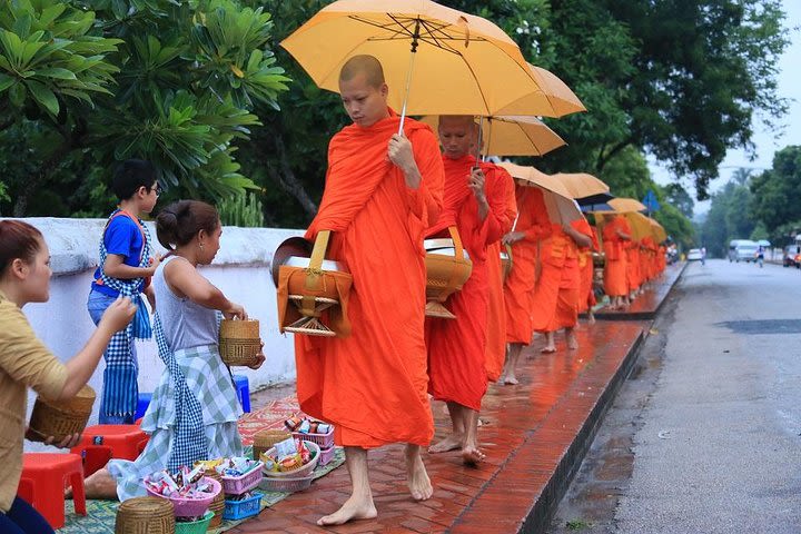 alms offering, cooking class, city tour and night market (Full day) image