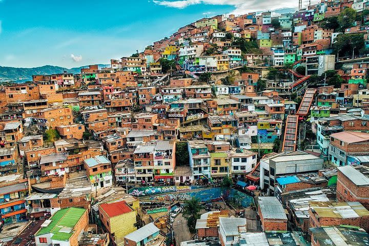 Comuna 13 Graffiti Tour By Locals image