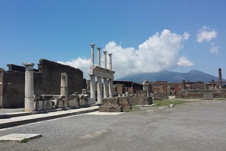 POMPEI IN & OUT - 3 hours relaxed private tour image