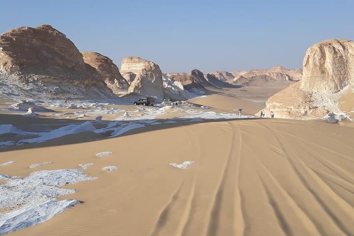 Overnight tour to Baharyia Oasis( Black&White desert with the Crystal mountain) image