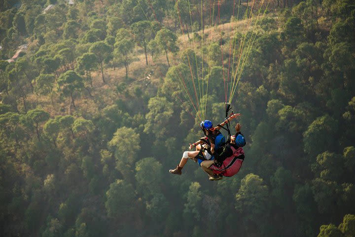 Paragliding in Valle de Bravo image