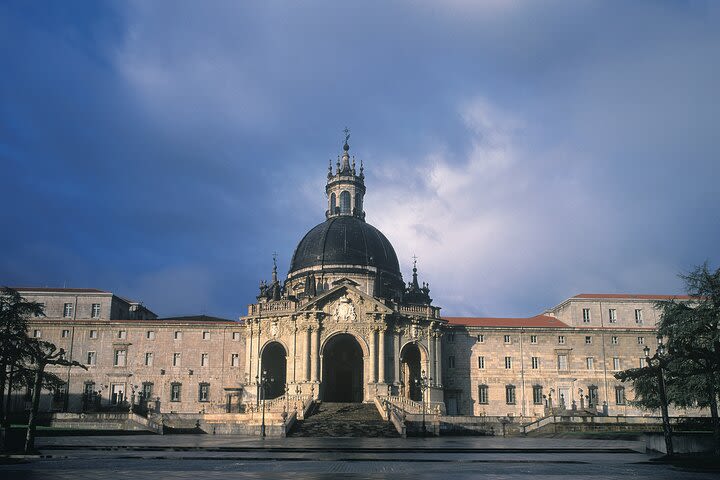 San Sebastian: Premium The route of the three Temples image