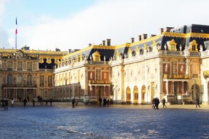 Versailles Palace Guided Tour with Skip the Line Access from Paris image