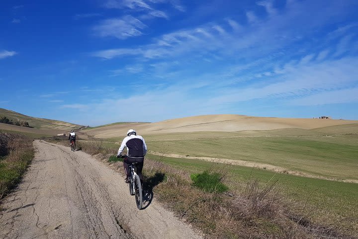 Bike tour to the lake - self guided for families image