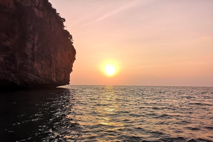 Phi Phi Don & Phi Phi Leh Sunset Trip by Arisa Speed Boat image