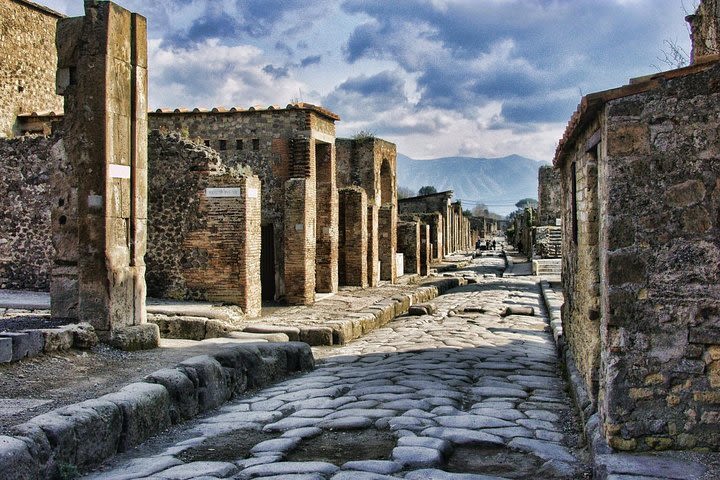 Transfer from Naples to Rome with stop at Pompeii or Vice Versa image