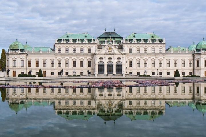 Transfer from Prague to Vienna: Private sightseeing daytrip with 2 stops image