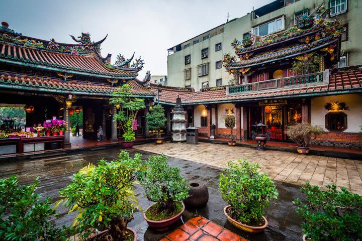 Religious Worship Culture in Dadaocheng Private Tour with English-Speaking Guide image