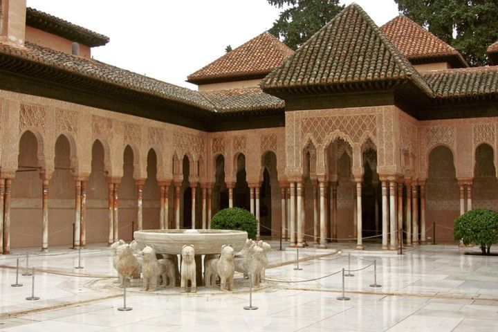 Alhambra Nasrid Palaces & Generalife Semiprivate Guided Tour image