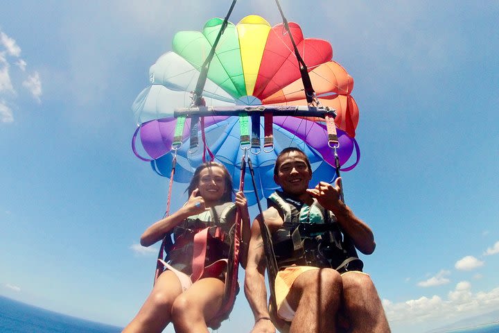 1-Hour Guided Hawaiian Parasailing in Waikiki  image