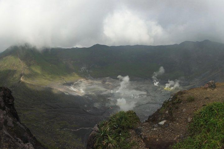 Twin Peaks: Trekking two volcanos image