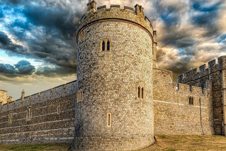 Private guided tour Stonehenge Windsor castle and Bath. image