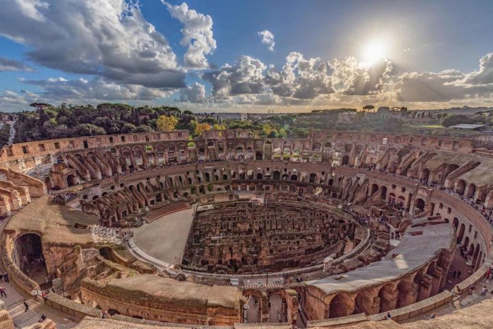 Rome: Roman Piazzas with Colosseum and Roman Forum Tour image