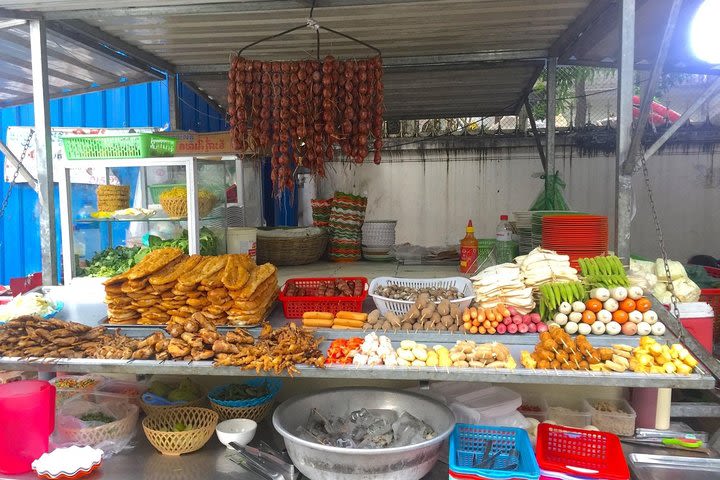 Phnom Penh: Evening Street Food and Market Tour with a Local image