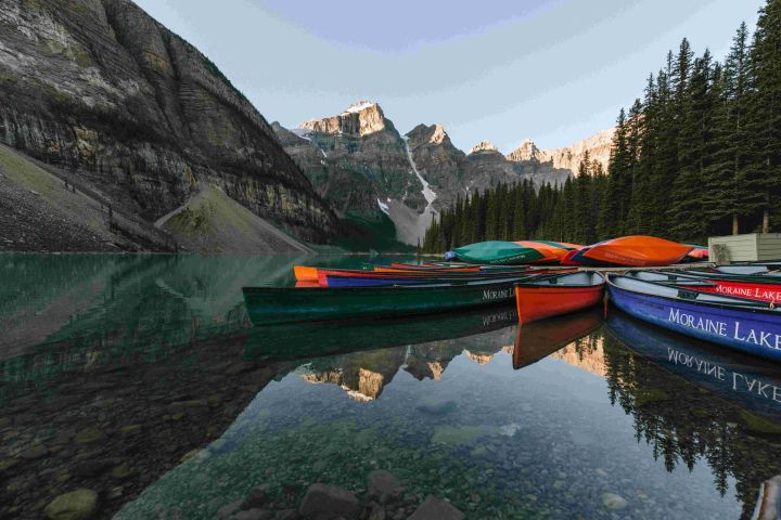 Moraine Lake and Lake Louise Roundtrip Tour image