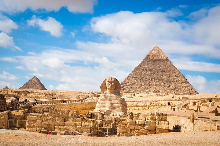 Cairo: Egyptian Museum, Pyramids & Bazaar Private Tour - Guide + Car + Tickets image