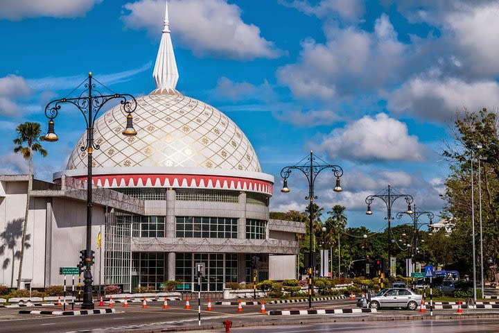 Brunei Half Day City Tour with Royal Regalia & Sultan Omar Ali Saifuddin Mosque image