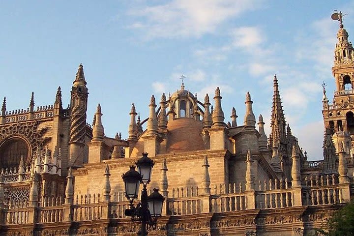 Guided Tour of Santa Cruz Jewish Quarter, Alcázar, and Cathedral image