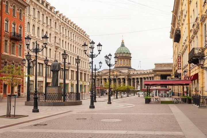 Walking tour in St Petersburg with off the beaten track places. image