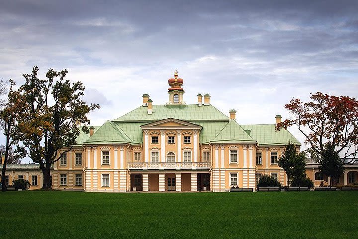 St-Petersburg Imperial Suburbs: Peterhof & Oranienbaum Tour. image