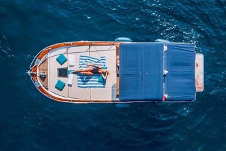 Capri excursion in a private boat image