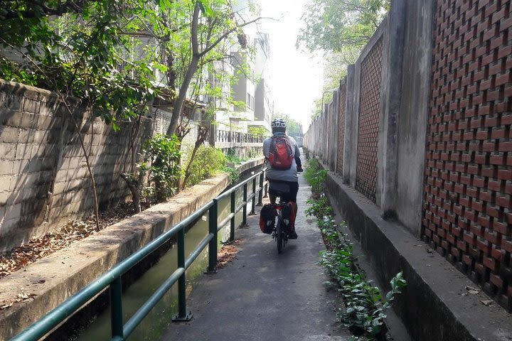 HD-03 WangLang cycling to see rare royal barge museum and riverside communities image