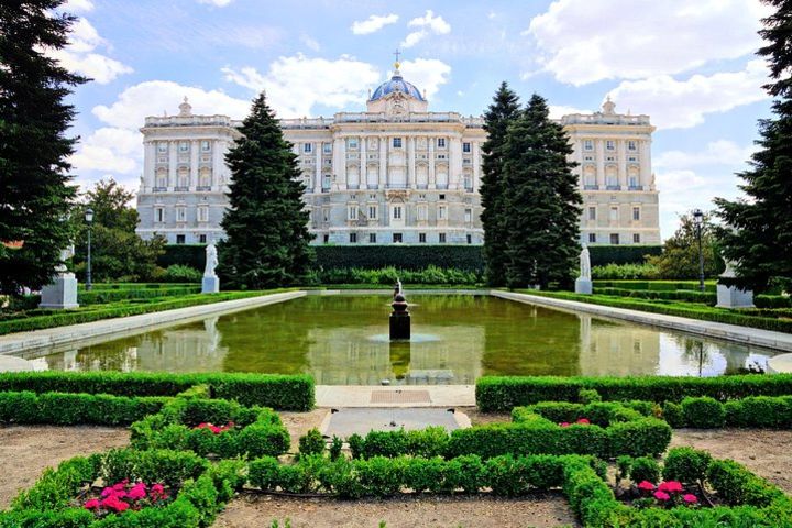 Royal Palace of Madrid Private 3 hour tour with Skip-the-line image