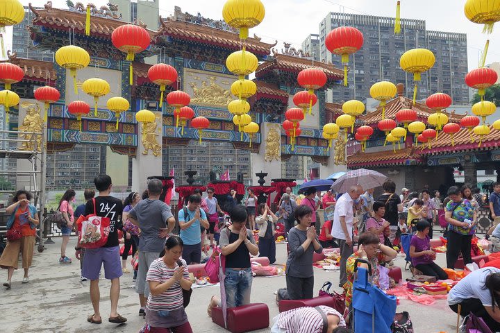 Small-Group Tour: Kowloon Temples and Markets Discovering image