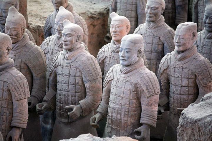 Private Round-trip Airport Transfer to Terracotta Army & City Wall with A Guide image