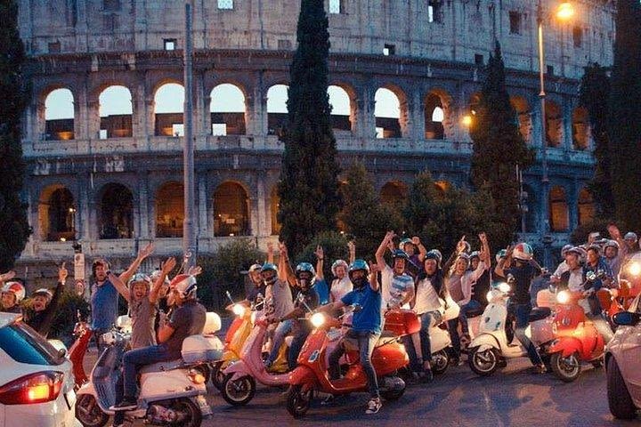 Vespa Vintage Tour in Rome image