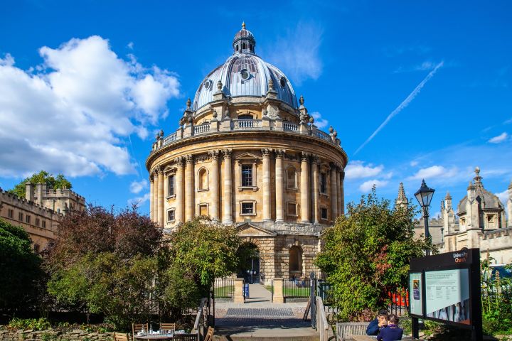 Private Oxford Walking Tour with University Alumni Guide image