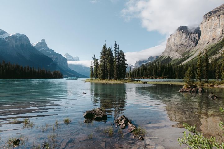 Maligne Lake Scenic Cruise image