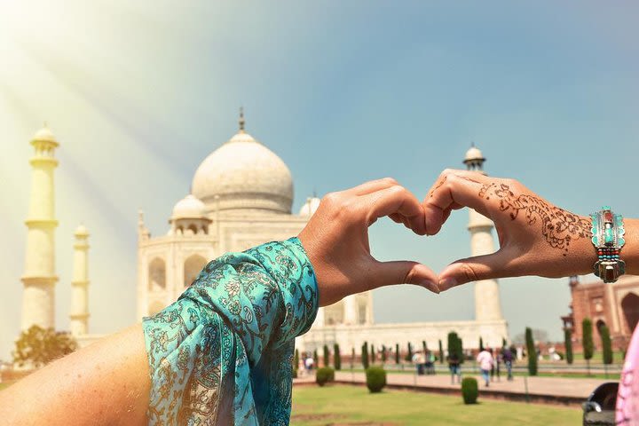 1 Day Taj Mahal Sunrise Tour with Fatehpur Sikri  image