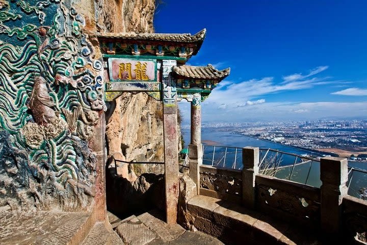 2-Day Kunming tour with the Stone Forest,Flower Market,West Hill and Dragon Gate image