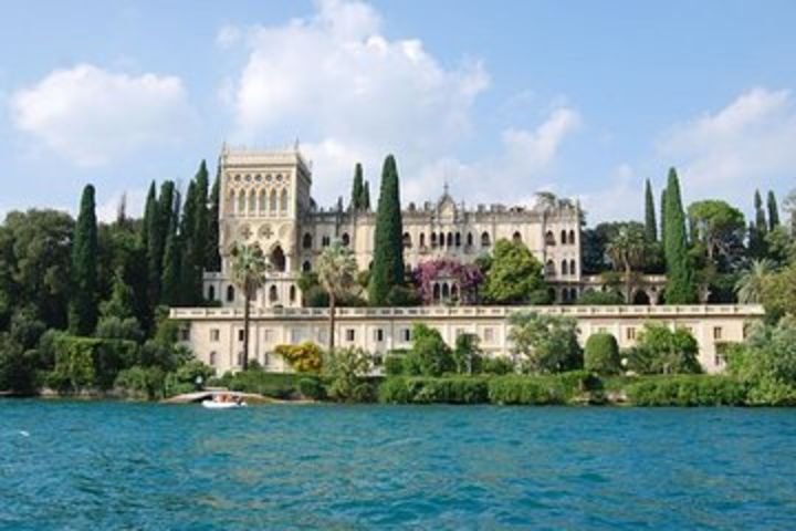 Tour in barca da Sirmione all'Isola del Garda image