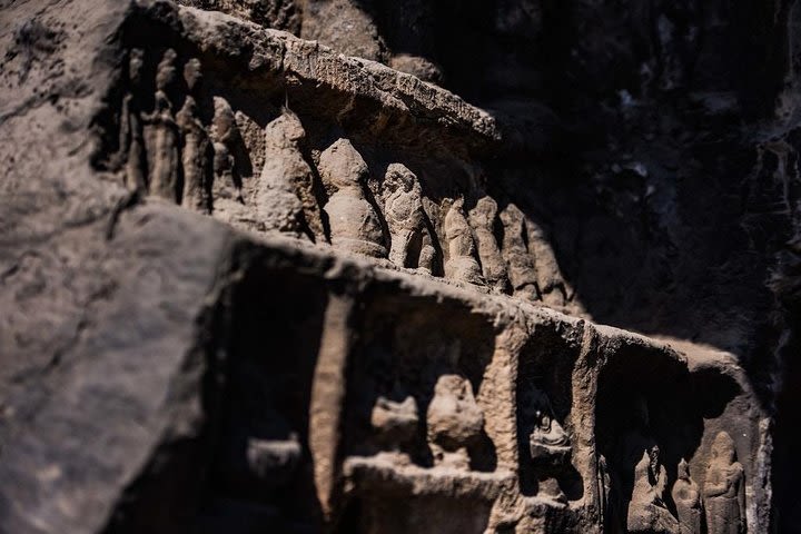 Private Transfer from Zhengzhou to Luoyang Longmen Grottoes  image