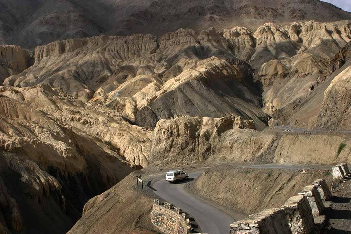 Srinagar To Leh, Ladakh Taxi (One way Transfer) image
