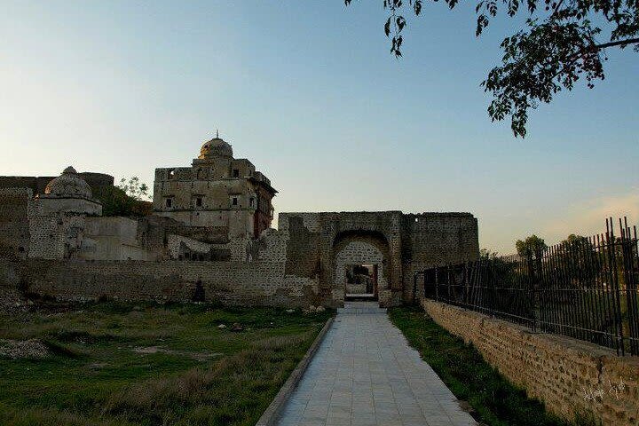 From Lahore: Katas Raj Temple, Khewra Salt Mines & Kalar Kahar Day Trip  image