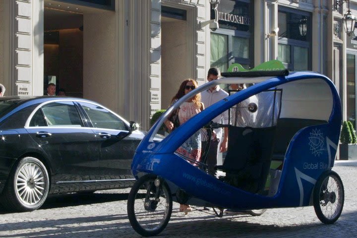 Two Hours Shopping Tour in Rickshaw in Milan image