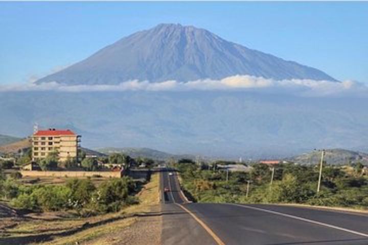 3 days hiking adventure on Mount Meru image