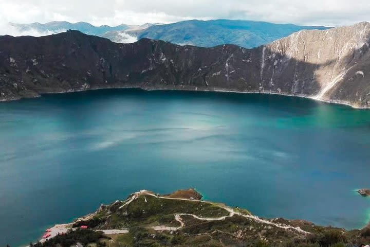 Vuelta al Cratér Volcán Quilotoa 11 Km Trekking. Tour Privado. Max 5 personas image