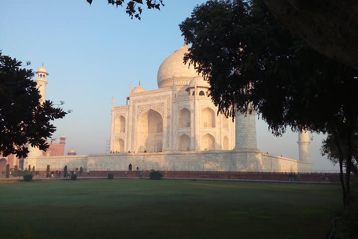 same day Taj Mahal trip from Delhi by car image