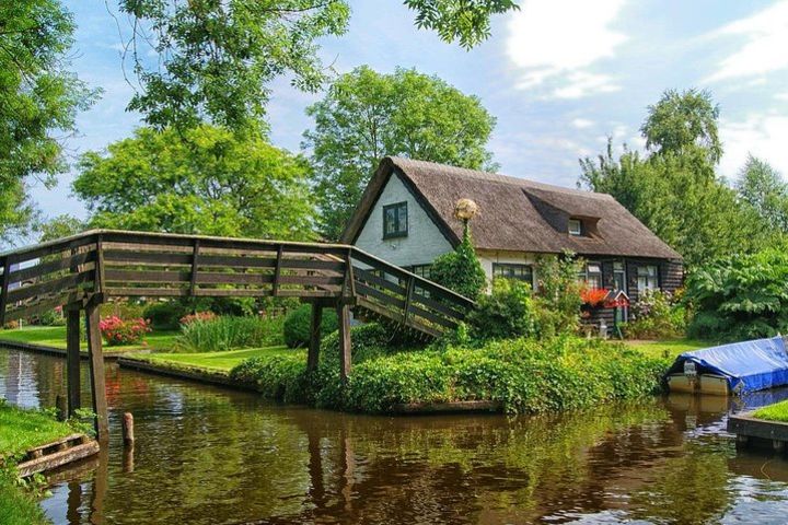 Private tour to Giethoorn and Batavia Stad Fashion Outlet from Amsterdam image