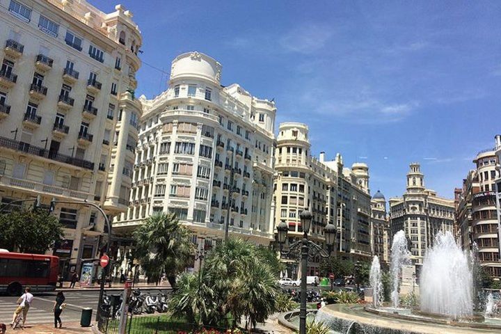 Valencia Wine and Tapas Tour Guided by a Sommelier image